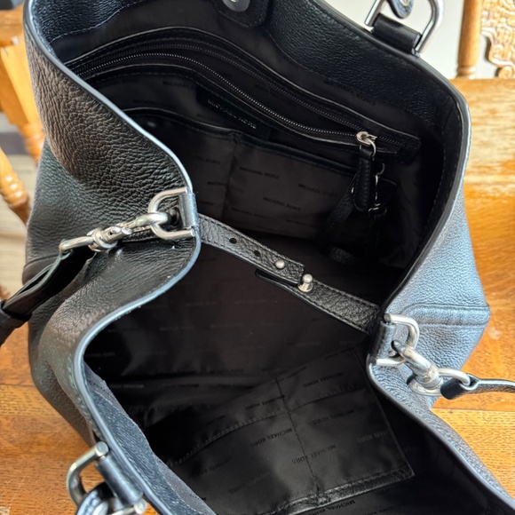 Micheal Kors purse, black. - Picture 2 of 3